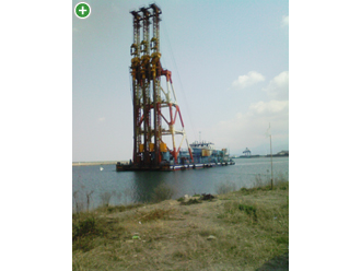 移動局とパソコン設置を行うために作業船に移動します。