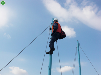 この作業は安全帯を装着して、細心の注意をはらって作業を行います。