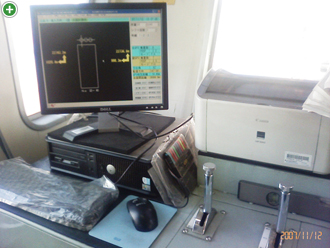 船内の操船室にパソコン・受信機を設置し、基地局からのデータを受信します。画面には船体の絵が表示されどちらの方向に行けばいいか矢印が表示され、船体乗数で計算した杭の位置を出し目標のポイントまで船を誘導します。